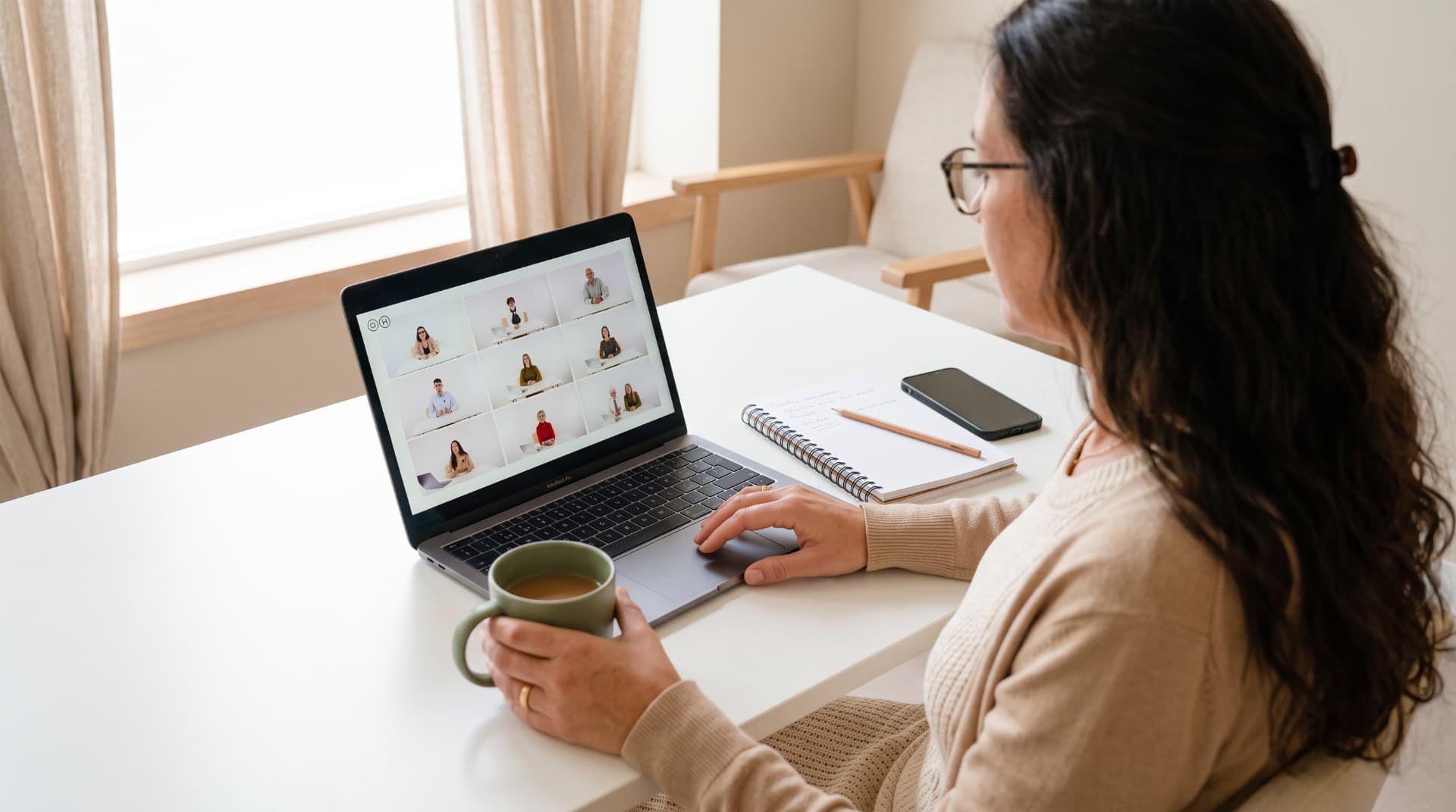 Alumna siguiendo una clase de Wone Health Academy desde casa